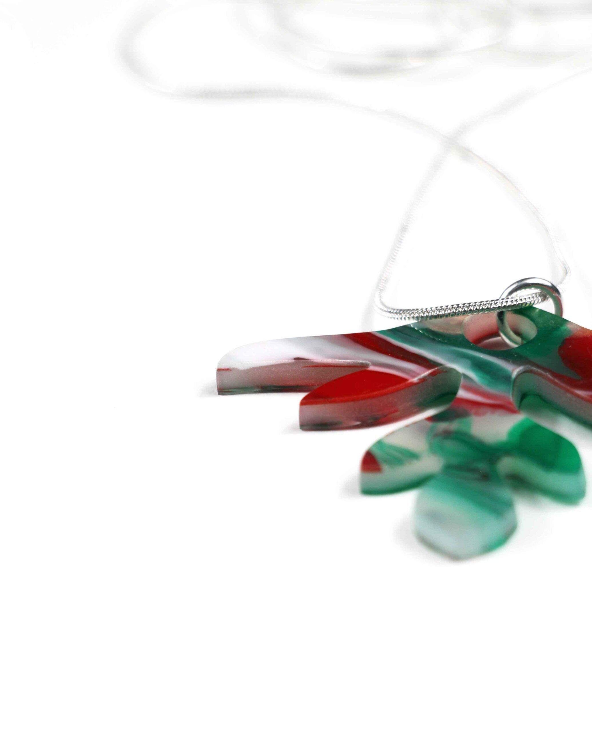 Collar rojo, verde y blanco: Elegancia Misteriosa para una Apariencia Intrigante-1
